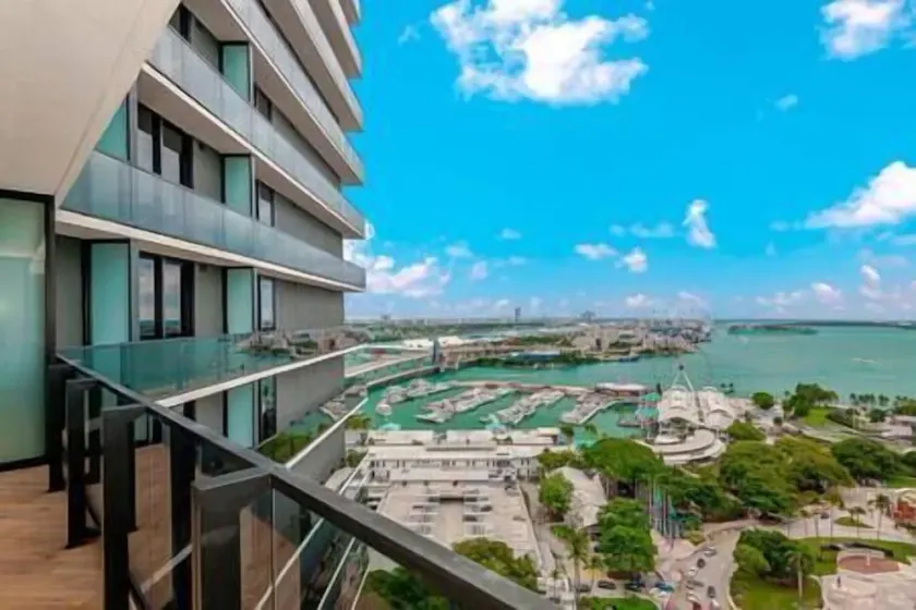 Beautiful 1 BD Condo in Downtown #1914 - Image 1