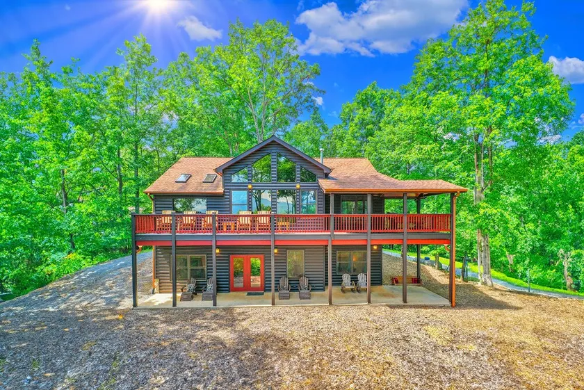 Spacious 4 BR Cabin w/ Stunning Mountain Views! Pet Friendly! Hot Tub! - Image 1