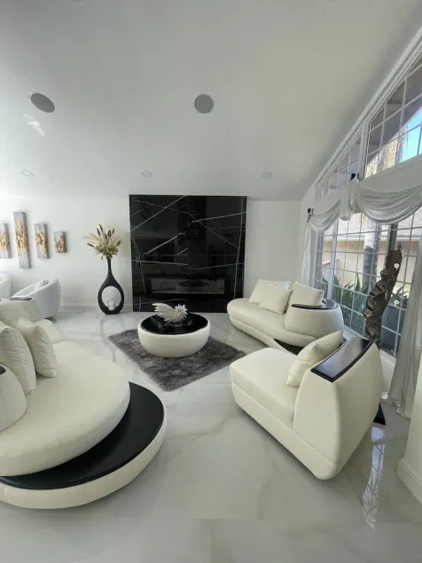 Huge 4 Bedroom Luxury Villa With Pool and Jacuzzi - Image 1