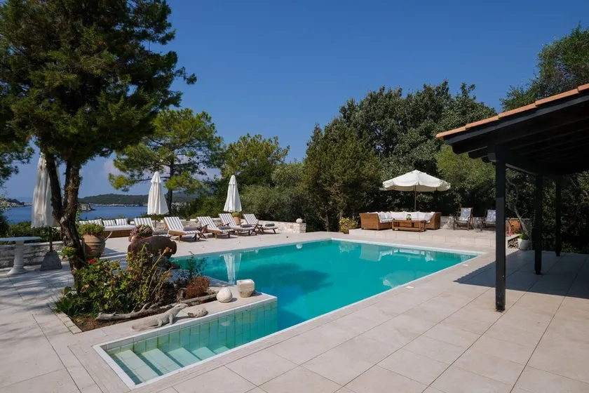 Villa Veneziana – Villa de Luxe en Bord de Mer avec Plage Privée et Piscine - Image 1