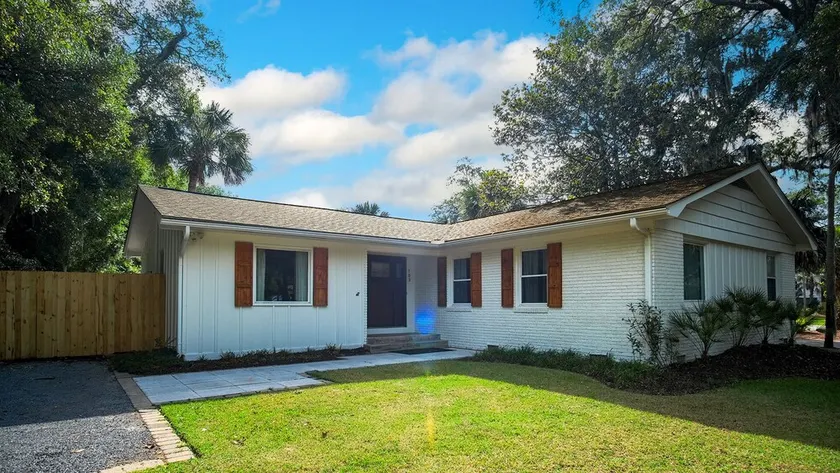 Private Oasis with large pool, 4 bedroom 3 bathrooms, on the Isle of  Palms - Image 1