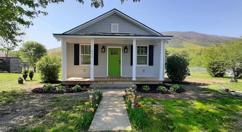 Getaway and relax!  Enjoy the James River with mountain views! - Image 1