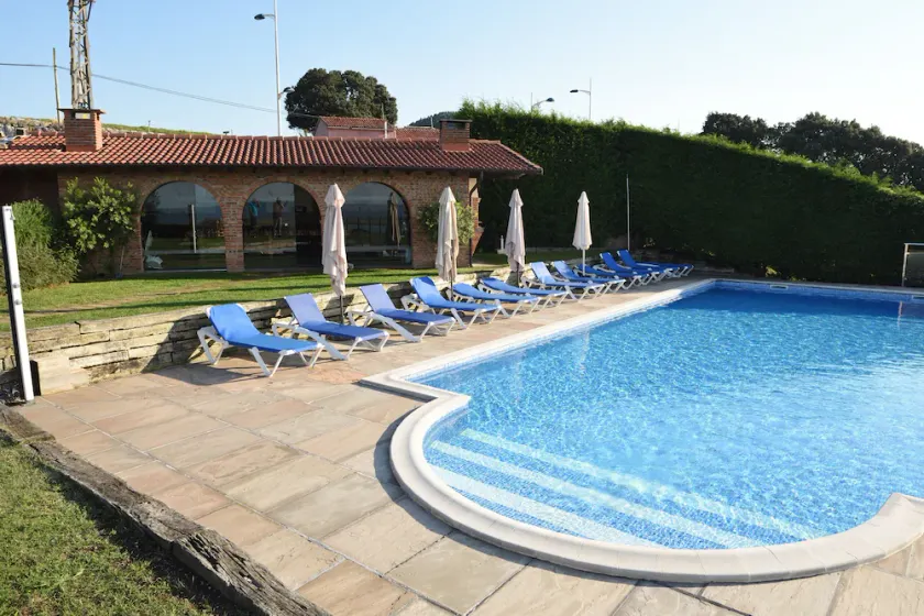 Appartement de luxe avec piscine et court de tennis. Usil-Mogro devant la plage - Image 1