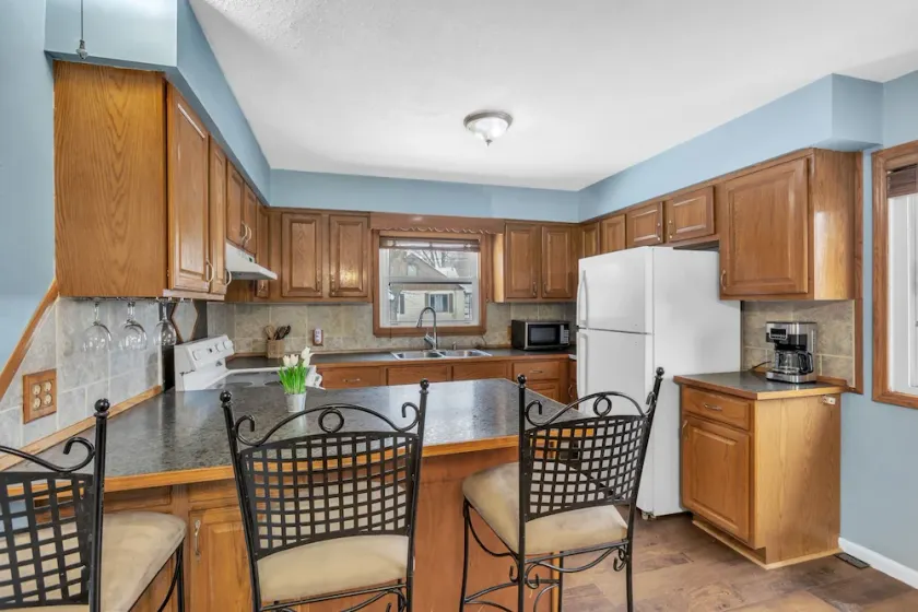 Lovely PET FRIENDLY three bedroom in desirable Urbandale Location! home - Image 1