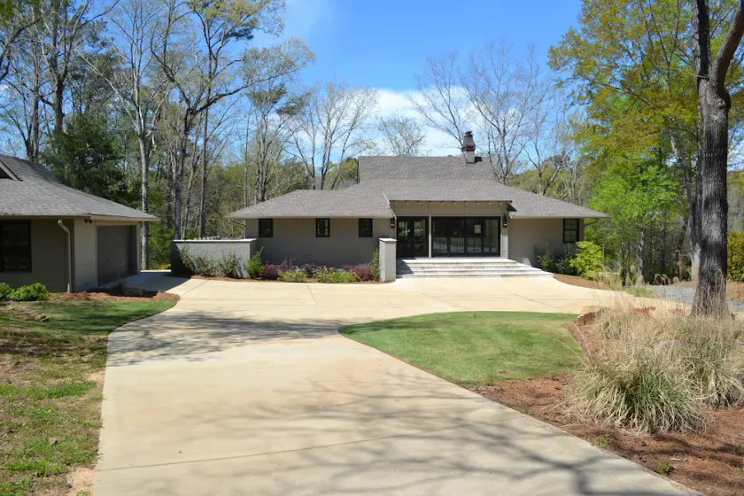 On Lake Tuscaloosa with Covered Dock - 3 King beds 3 1/2 bath PLUS Bunk Room - Image 1