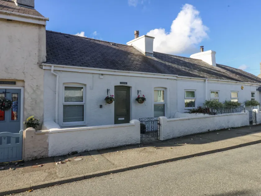 3 TYN GIAT, pet friendly, with open fire in Amlwch - Image 1