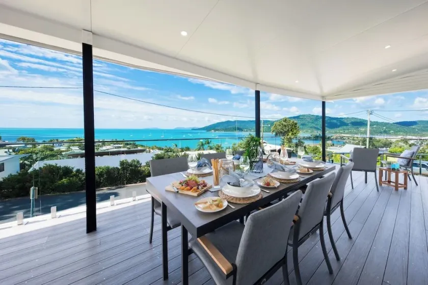Stunning 4 Bedroom Holiday Home in the heart of Airlie Beach - Image 1