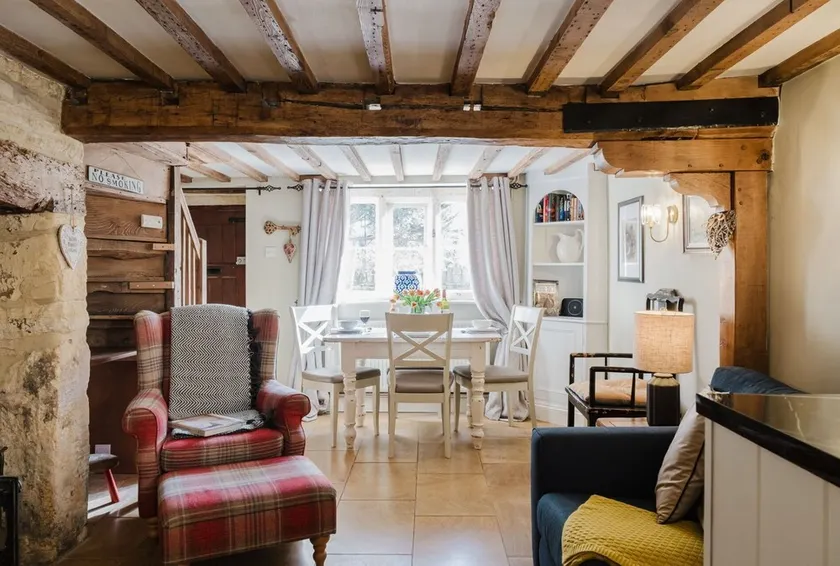 A beautifully presented two bedroom Cotswold stone cottage in the Cotswolds - Cobblers Cottage, More - Image 1