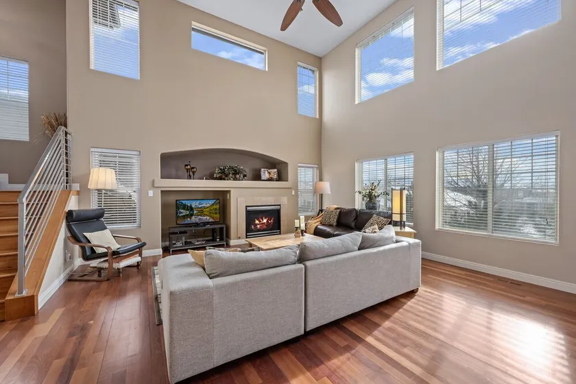 Aurora Manor with Breathtaking Views - Image 1