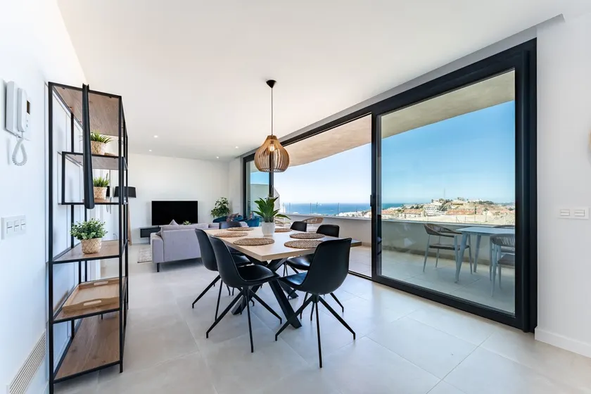 Modernes Apartment mit Meerblick in Higuerón West - Image 1