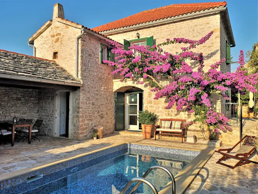 Steinvilla aus dem 19. Jhd. mit Pool, luxuriös und friedlich nahe an den Stränd - Image 1