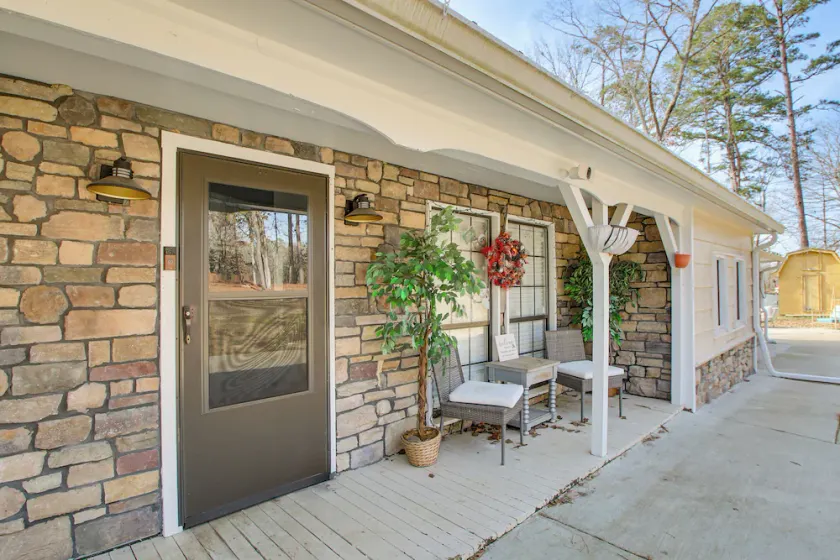 Benton Getaway on 1+ Acres w/ Easy Freeway Access - Image 1