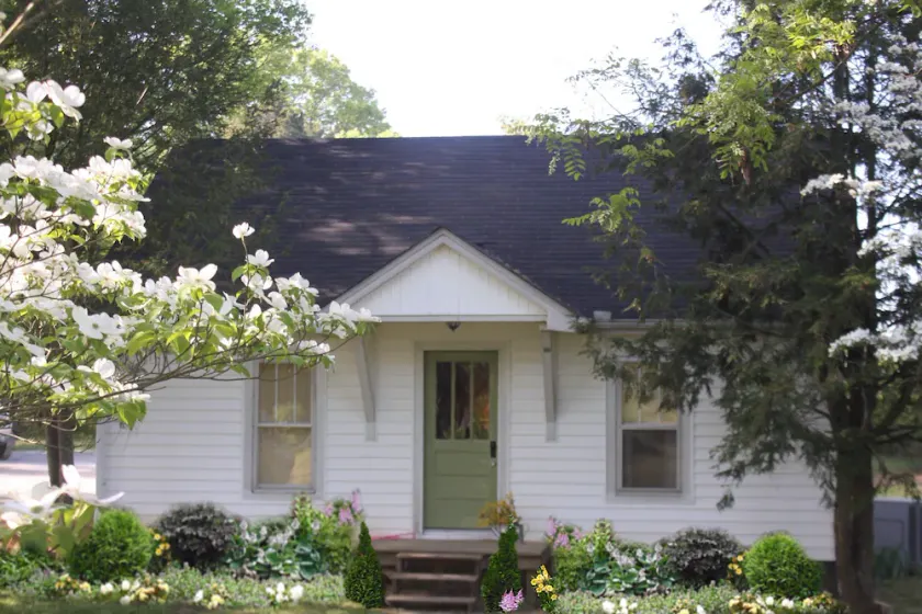 Charming cottage on 65 rolling acres - Image 1