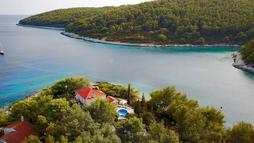 Luxury house with pool, direct beach & jetty access, stunning 270° sea view - Image 1