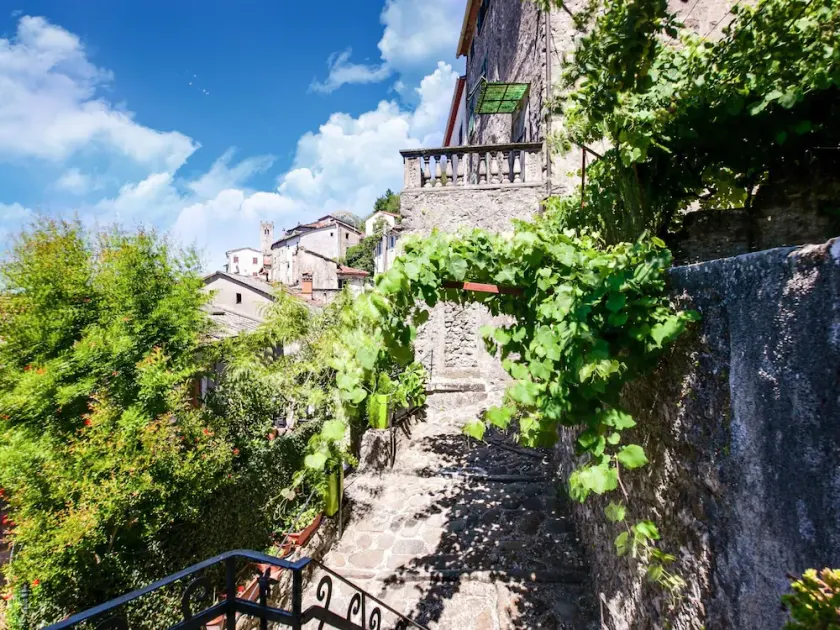 Farmhouse in Italy with Private Terrace - Image 1