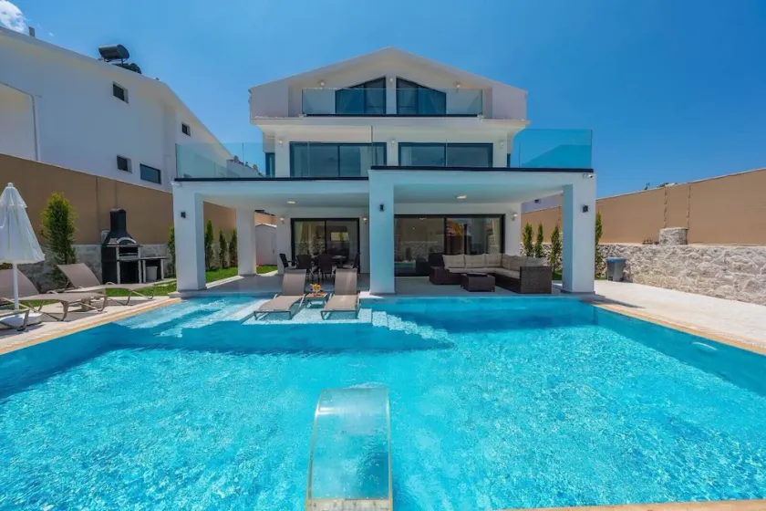 Luxury 4-Bed Villa with private pool and Jacuzzi - Image 1