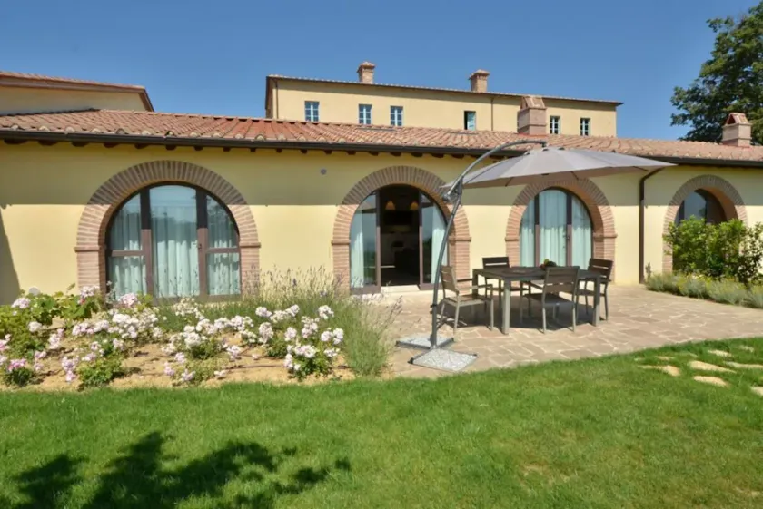 Luxurious Viila on two floors of 221 m2 consisting of a double dining room with kitchen equipped with dishwasher, microwave oven, electric oven, fridge and freezer.Comfortable sofas, fireplace, large breakfast bar, two double bedrooms with private bathro - Image 1