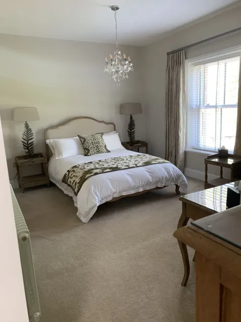 West bound  - Luxurious, Elegant and Quiet - Image 1