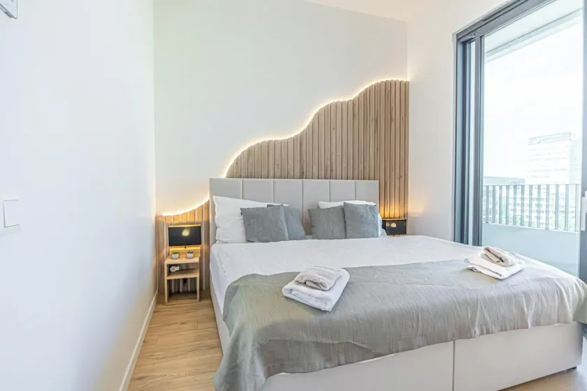 Premium 2BR & 1LR Apt with Skyline View - Image 1