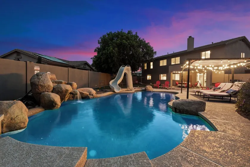 5 Bedroom 4 Bath Boutique Home PREMIUM LOCATION + heated pool option - Image 1
