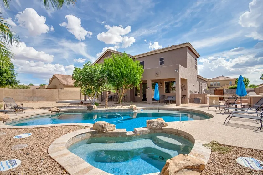 5 King beds! Large home, sleeps 18 in beds! Outdoor pool and firepit! - Image 1