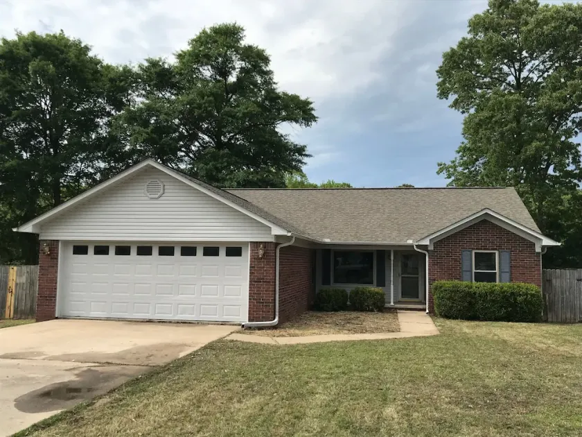 Centrally located in Cabot - Image 1
