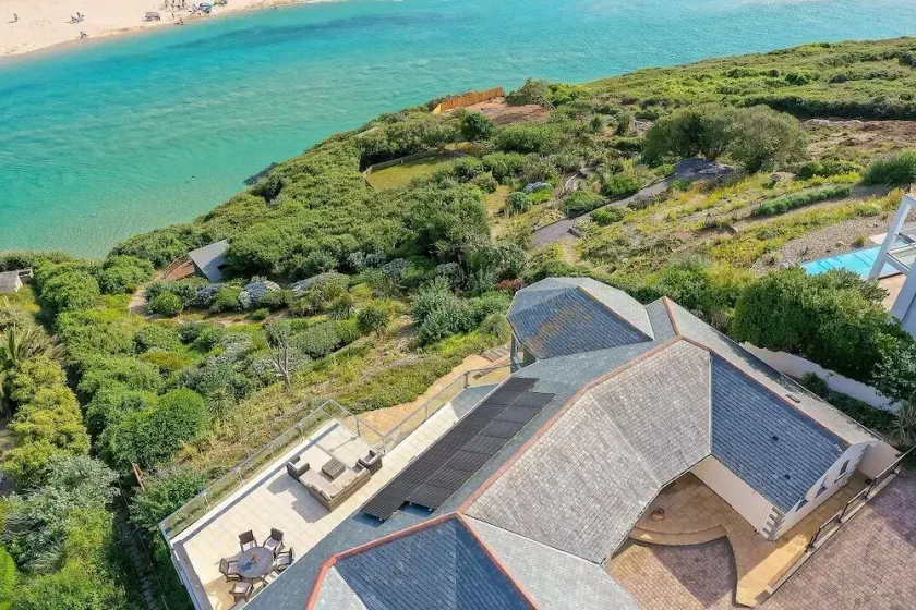Luxury spacious sea front house with indoor swimming pool - Image 1