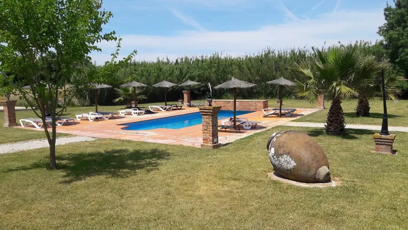 Casa con vista sulla piscina, ideale per famiglie. - Image 1