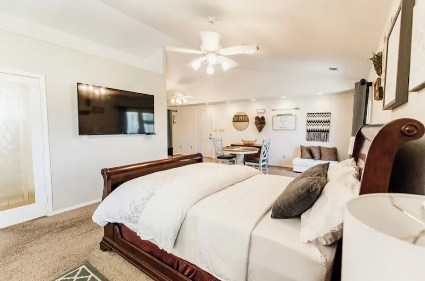 Huge Private Guest suite w/ jet tub in great neighborhood near attractions  - Image 1