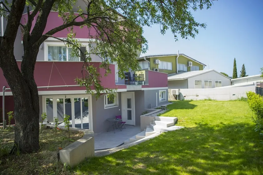 Luksuslejlighed i Villa Magenta - en kunstnerisk blanding af minimalisme og elegance. - Image 1