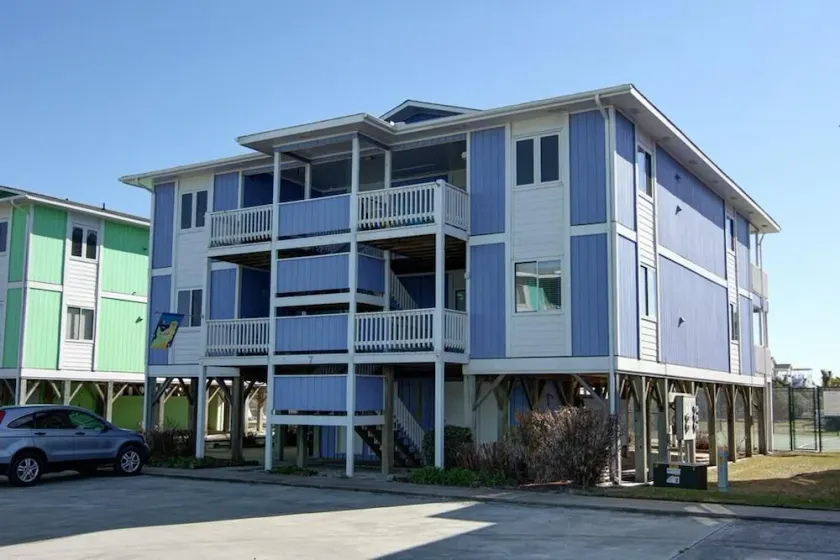 Condo lumineux et aéré de niveau supérieur avec vue sur l'océan et les voies navigables! - Image 1
