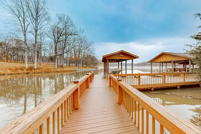LaWi Lakehouse - Stunning lakefront oasis with large deck, games, & tranquil views - Image 1