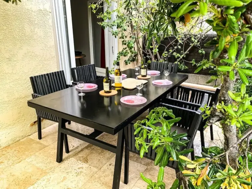 Superb, fully renovated villa 2 minutes from the beach - Image 1