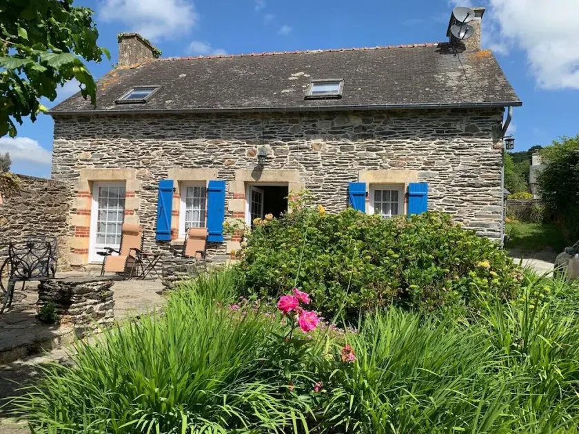 A wonderful stone cottage sleeps up to 5, is set in a quiet lane yet near to shops, lake etc. - Image 1