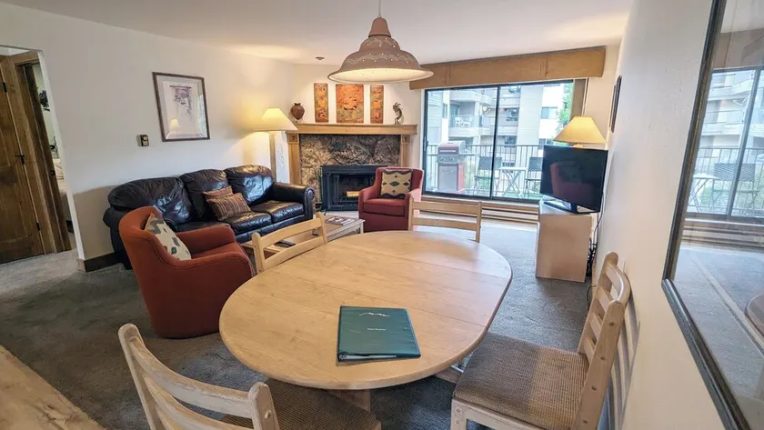 Luxury Condo w/ FREE WiFi, Parking, Heated Pool, Hot Tubs, Skier Shuttles - Image 1