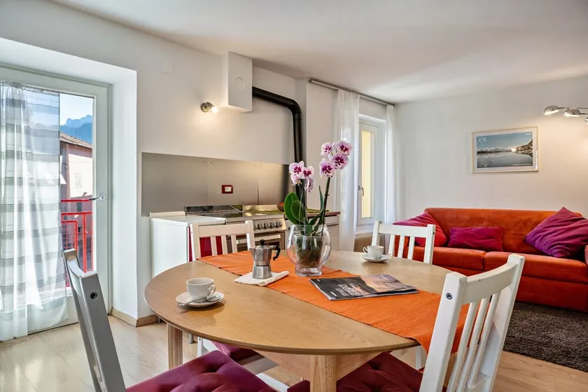 Apartamento vacacional \"Balconi Rossi Borgo Valsugana\" con vistas a la montaña, 2 balcones y Wi-Fi - Image 1