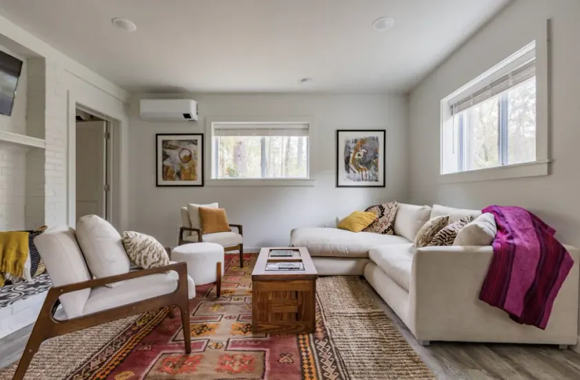  Secluded Suite Close to Downtown - Image 1