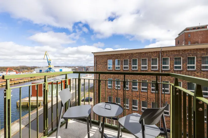 Geschmackvolles 2-zimmer Apartment mit Balkon und Tollem Blick auf den Seehafen - Image 1