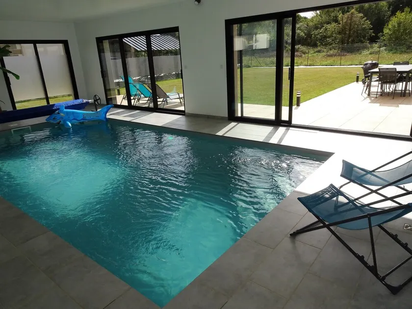 Villa med inomhuspool - Image 1