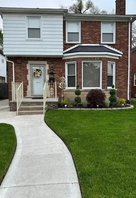Cozy 4 Bedroom Colonial - Image 1