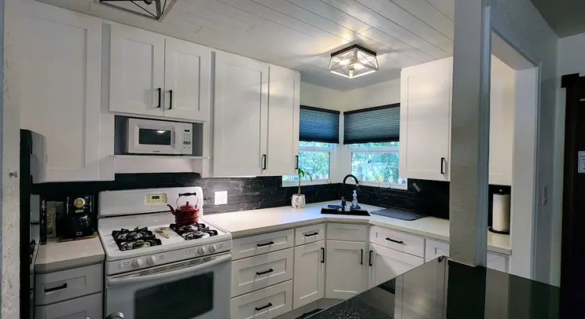 Cherry Valley Studio Guest Cottage - Image 1