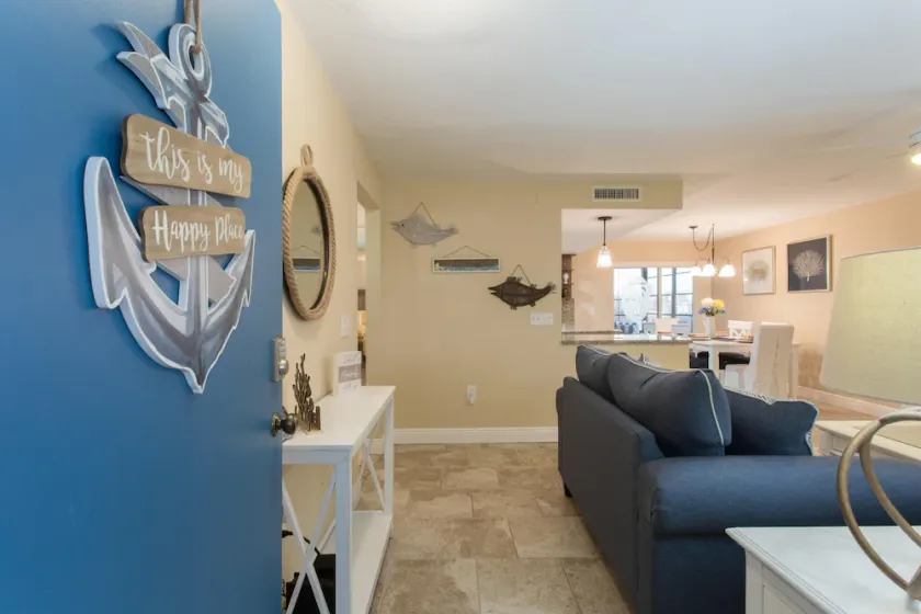 Venez à votre endroit heureux! 2/2 communauté riveraine rez de chaussée Condo! - Image 1