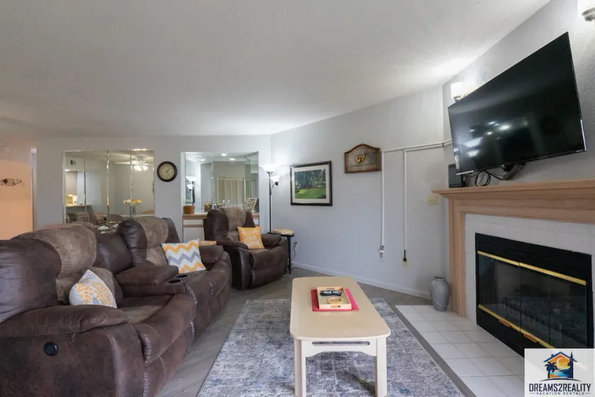 2BR Walk-In Condo at Pointe Royale - 2 Pools - FREE TICKETS INCLUDED - PR63-3 - Image 1