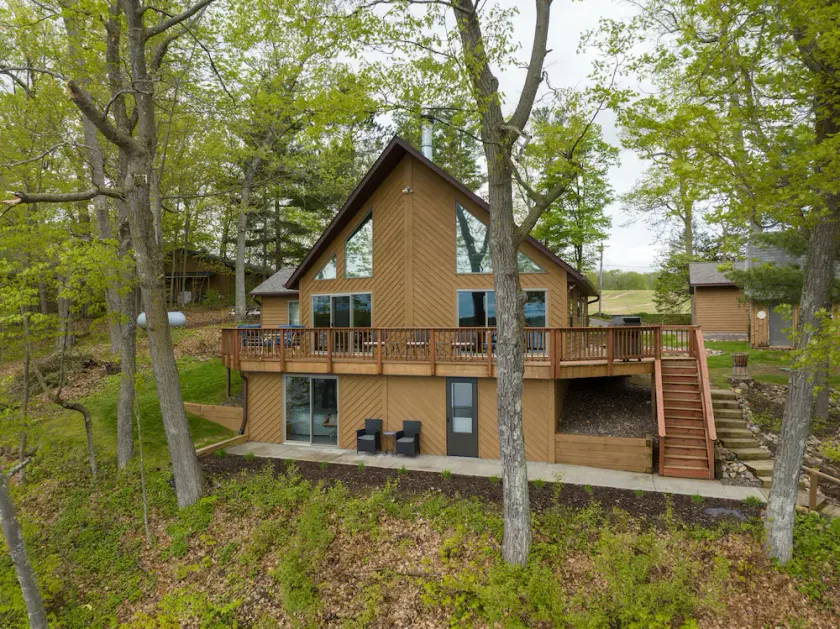 Beautiful Lakeside Cabin on Long Lake - Image 1