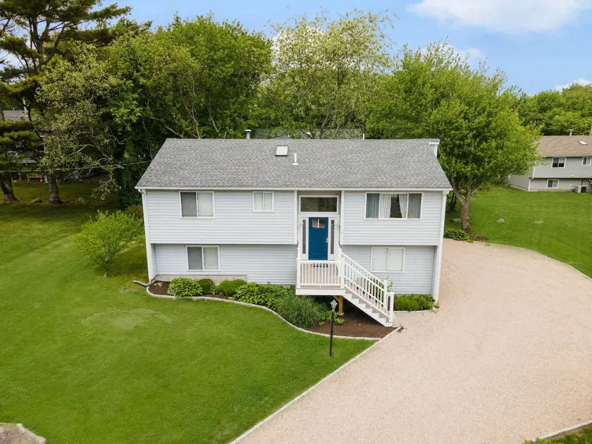 Bonnet Shore House 4 mi. to Narragansett Town Beach, 20 minutes to Newport, A/C - Image 1