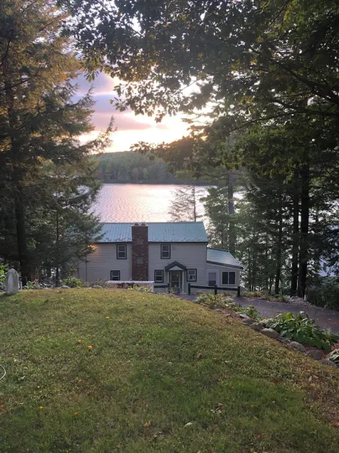 Spacious New Hampshire mountain waterfront get away house. Boats & private docks - Image 1