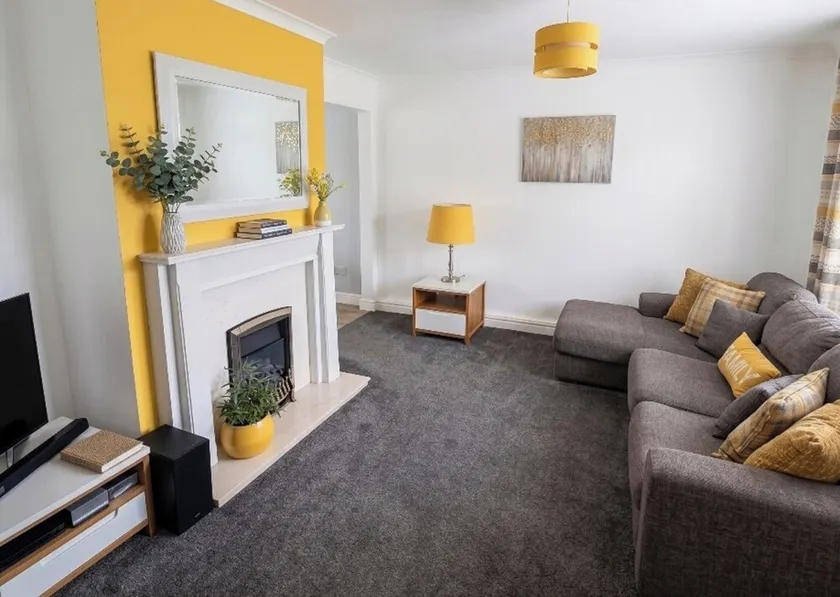3 Bedroom House - Parking - Wifi - Fully Refurbished Throughout - New Kitchen & Bathroom - Image 1