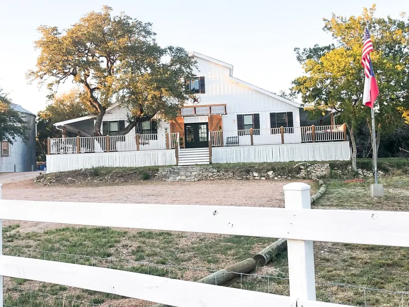 Diamond in the Rough. Barn built in a modern twist - Image 1