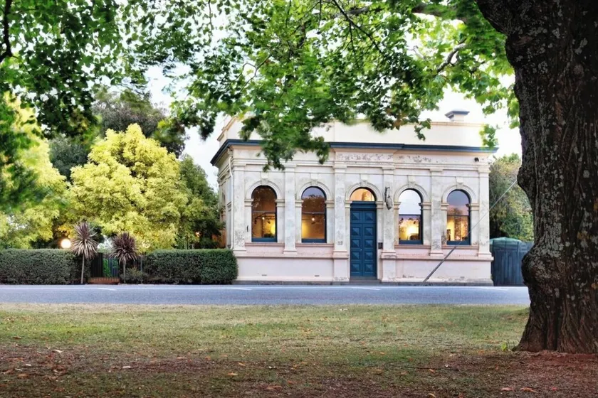 Beautiful historic former bank set in gorgeous country garden - Image 1