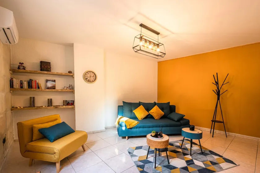 Pleasant, centrally-located house - Image 1